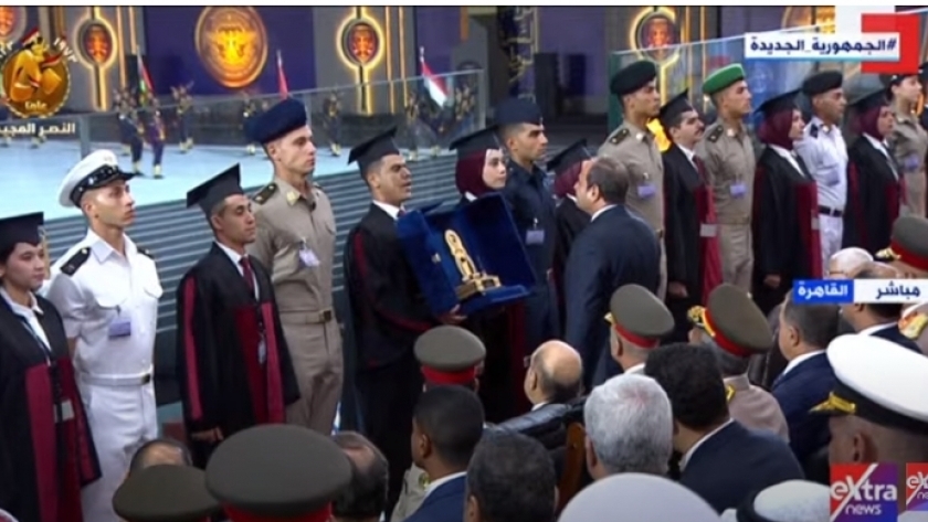 أوائل الجامعات المصرية يشاركون طلاب الأكاديمية العسكرية تخرجهم بهدية تذكارية