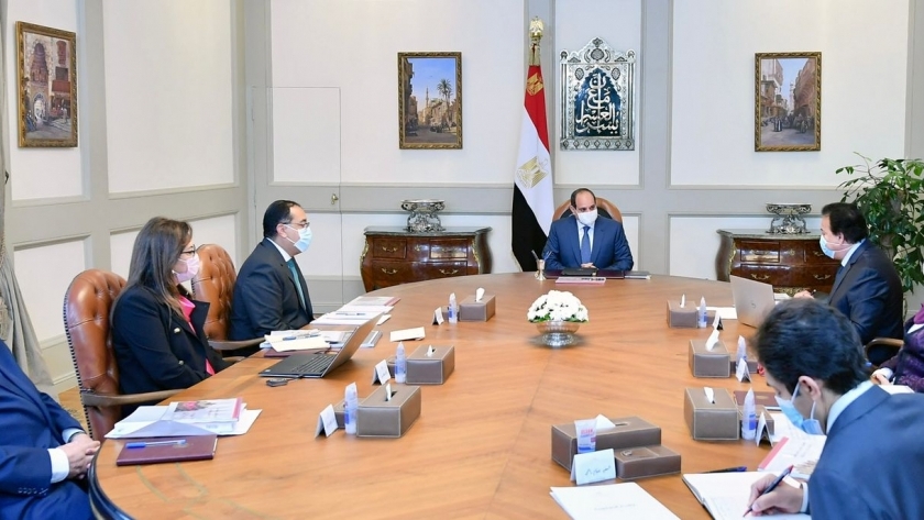 الرئيس السيسي خلال اجتماعه مع رئيس الحكومة وبعض الوزراء