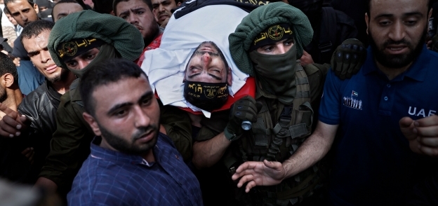 أهالى غزة وعناصر سرايا القدس يشيعون جثمان أحد الشهداء الذين سقطوا إثر استهداف الاحتلال نفق جنوب القطاع
