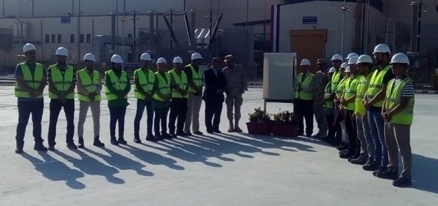 العاملون بمحطة كهرباء كفر اشليخ خلال افتتاحها