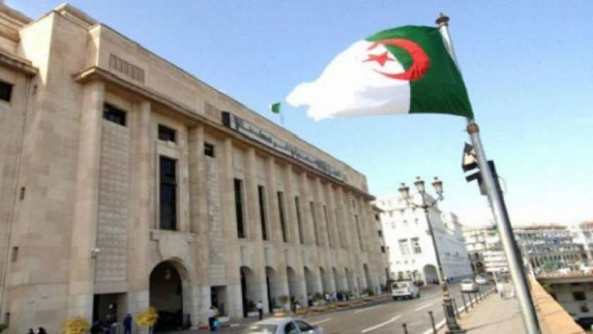 أكثر من نصف شركات البناء في الجزائر توقفت بسبب الأزمة السياسية