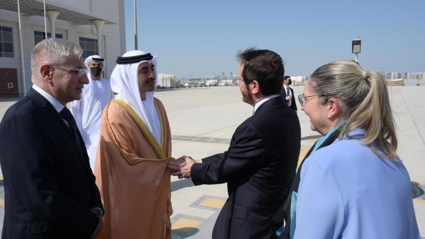 وزير خارجية الإمارات يستقبل رئيس إسرائيل في المطار