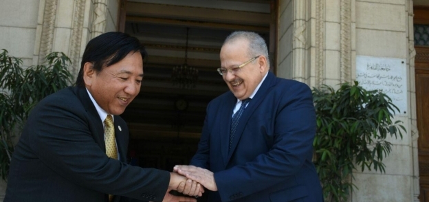 رئيس جامعة القاهرة يلتقي السفير الياباني