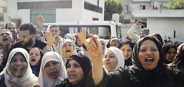 موظفو مستشفى بنها التعليمى أثناء وقفتهم الاحتجاجية أمس