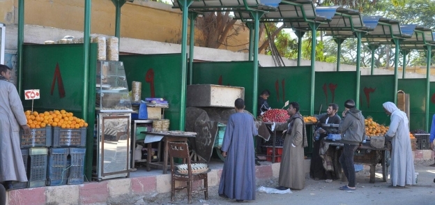 بالصور| نقل باعة موقف نزلة عبداللاه في أسيوط إلى السوق الجديد