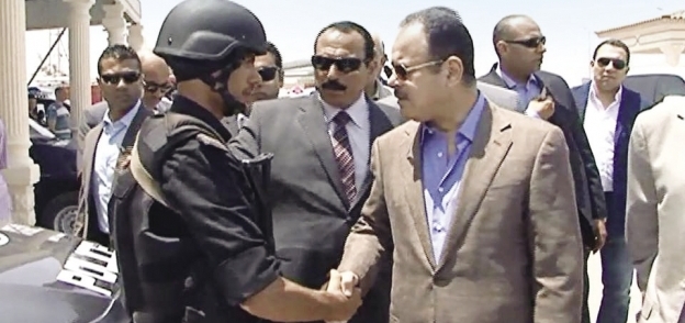 وزير الداخلية خلال تفقده استعدادات قوات الأمن «صورة أرشيفية»