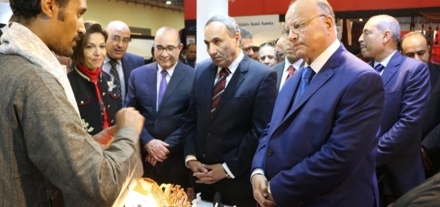 محافظ القاهرة يتفقد المعرض الدولى للصناعات اليدوية فى دورته الثالثة