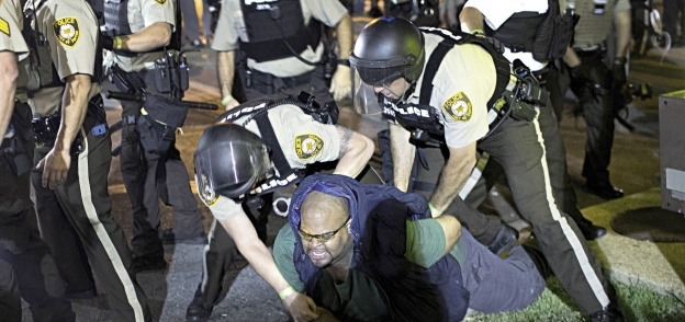الشرطة الأمريكية تلقى القبض على متظاهر فى ذكرى «براون»