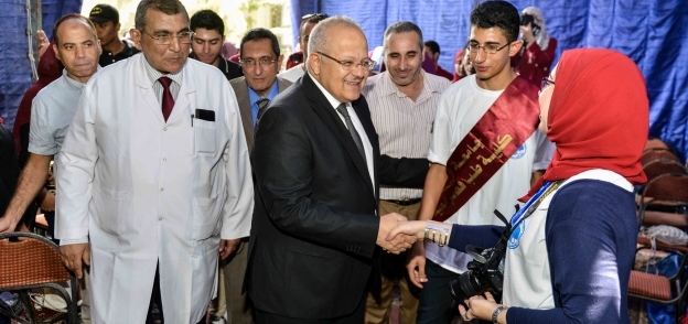 زيارة رئيس جامعة القاهرة لمستشفى الطلبة