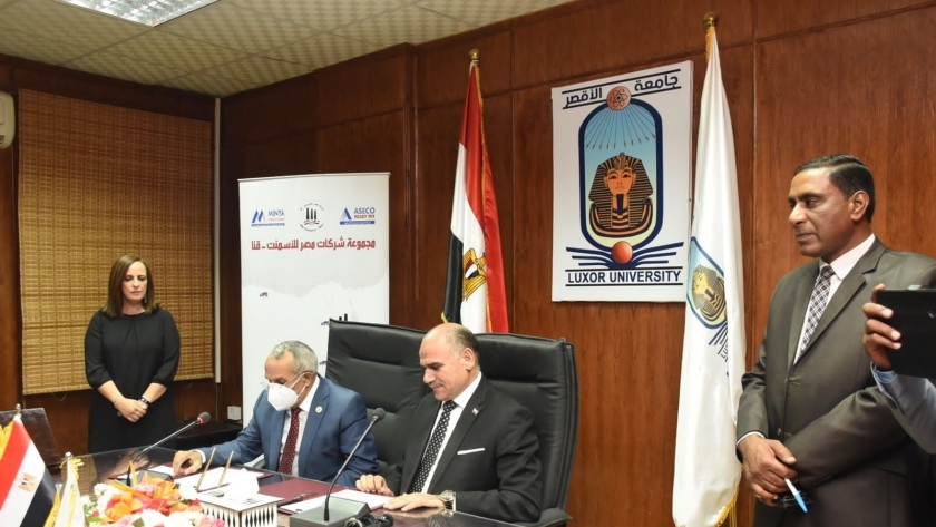 رئيس جامعة الأقصر يوقع بروتوكول تعاون مع مصر للأسمنت