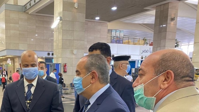 الطيار محمد منار وزير الطيران المدنى اثناء الجولة التفقدية بمطار القاهرة
