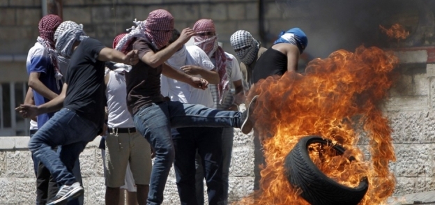 شباب فلسطيني يتظاهر ضد الاحتلال