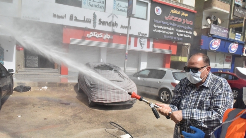 محافظ أسيوط يقود حملة تعفيم مستشفى الصدر وكورنيش الابراهيمية