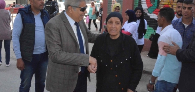 محافظ المنيا يصافح كبار السن باللجان الانتخابية