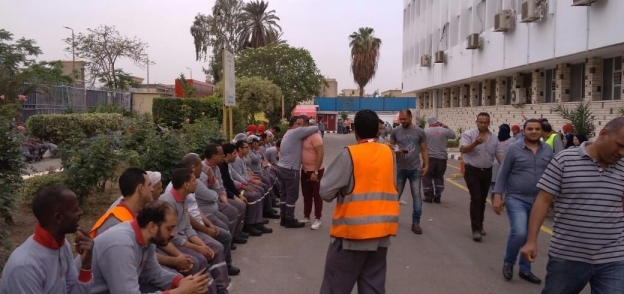 جانب من إضراب العاملين ووقفتهم أمام مبنى الإدارة
