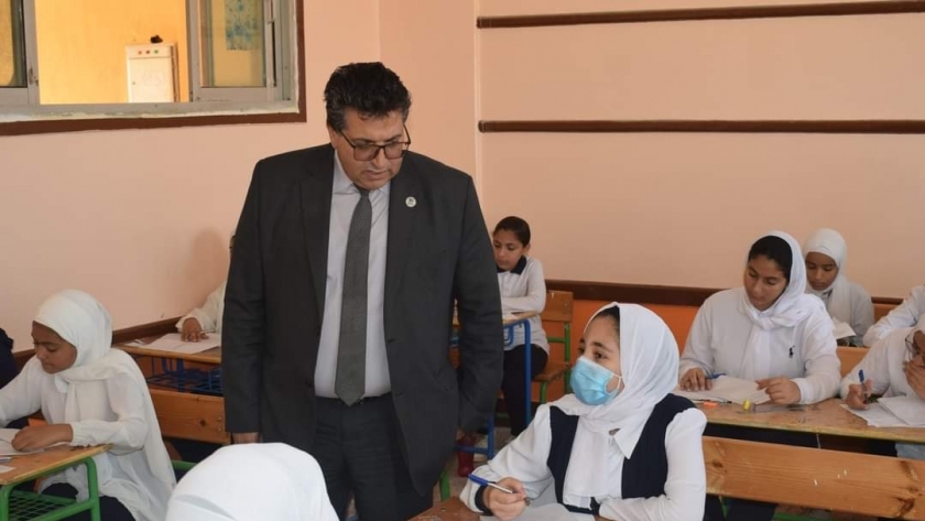 وكيل وزارة التربية والتعليم بمحافظة جنوب سيناء يتفقد امتحانات الفصل الدراسي الثاني