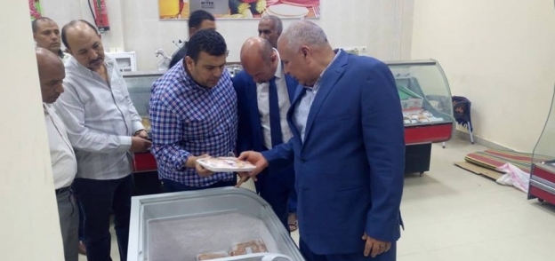 محافظ الوادي الجديد يتفقد فرع الشركة المصرية لتجارة السلع الغذائية بالفرافرة