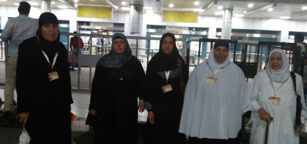 أمينة قطاع الأعمال بـ«مستقبل وطن» تودع اسر الشهداء بمطار القاهرة