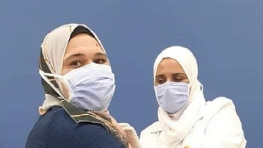 دكتورة غادة متولي أول طبيبة تحصل على لقاح كورونا في مصر