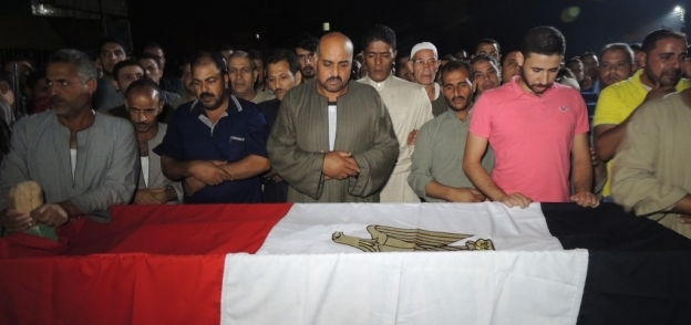 الالاف يشيعون جنازة شهيد الهجوم الإرهابي في رفح بمسقط رأسه بقرية سلامون قبلي