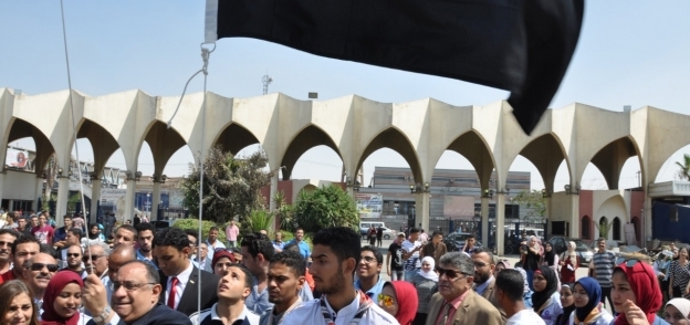 رئيس جامعة حلوان يرفع علم مصر