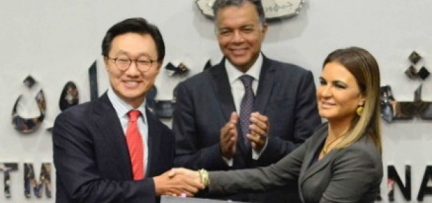 «نصر وعرفات» والسفير الكورى أثناء التوقيع