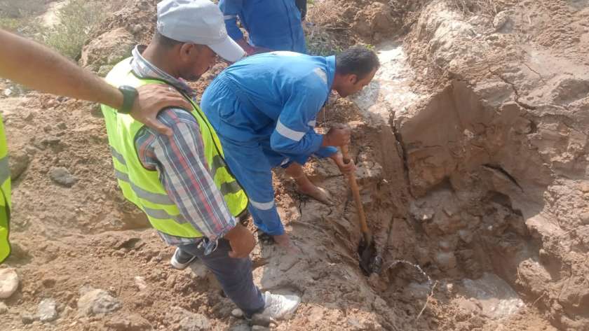 إصلاح كسر ماسورة مياه في قرية كسفريت