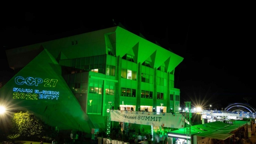 اللون الأخضر وشعار COP 27 يزينان مكتبة الإسكندرية تزامنا مع قمة المناخ