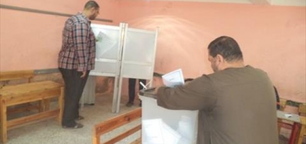 بالصور| الجيش يعلق "لوحات إرشادية" للناخبين أثناء الإدلاء بأصواتهم داخل اللجان بالغربية