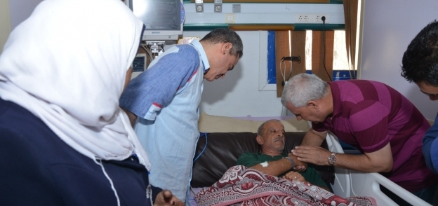 محافظ مطروح خلال زيارته لأحد المرضى بمستشفى مطروح العام