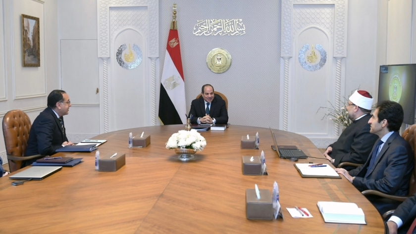 الرئيس خلال اجتماعه اليوم مع رئيس الوزراء ووزير الأوقاف
