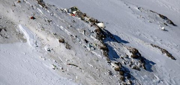 جهود مضنية لانتشال الجثث من موقع تحطم الطائرة الإيرانية في جبال زاغروس