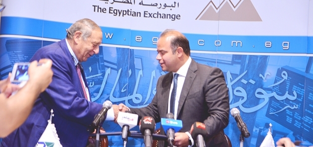 رئيس البورصة يصافح رئيس شركة مصر للمقاصة