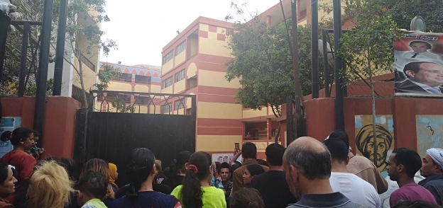 توافد المواطنون أمام لجنة مدرسة الجبرتي بمنشأة ناصر عقب فترة الإستراحة