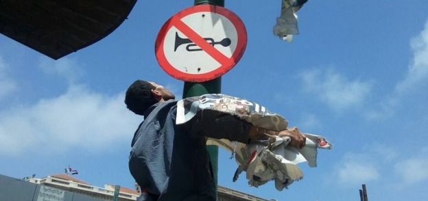 حملة لإزالة اللافتات القماشية بحي وسط بالإسكندرية