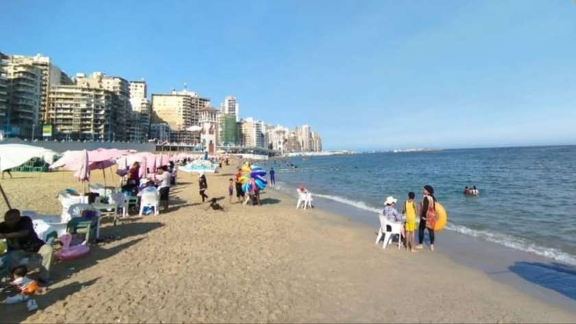 انخفاض الإقبال على شواطئ الإسكندرية اليوم