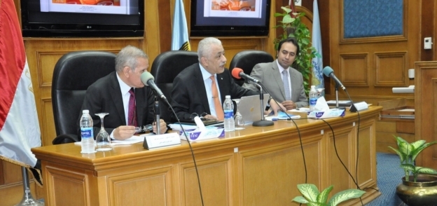 وزير التعليم خلال اجتماعه مع مديري الإدارات