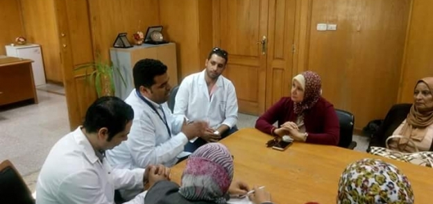 الدكتورة كوثر محمود مع أطباء مستشفى التأمين الصحى بالسويس