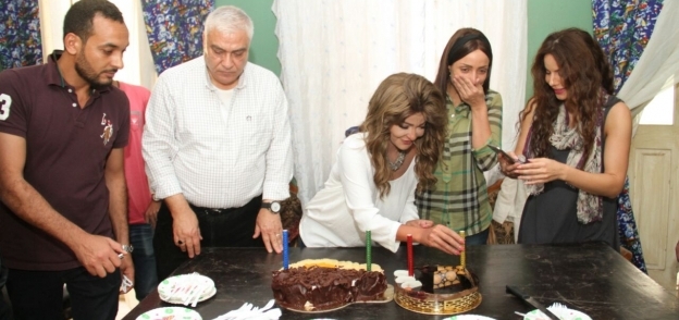 أسرة مسلسل "السبع بنات" تحتفل بعيد ميلاد ريم البارودي