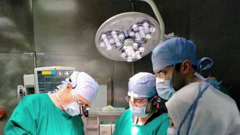 رواد جراحة القصبة الهوائية في العالم يجرون جراحات نادرة لـ 14 طفل بطنطا