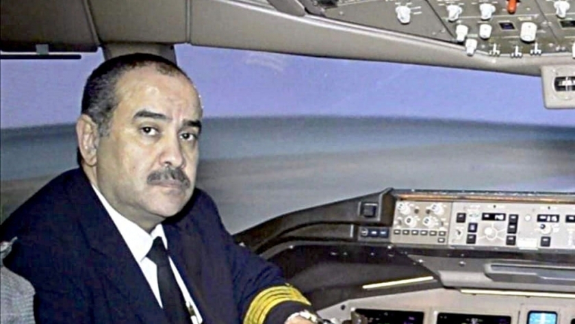 الطيار محمد منار عنبة، وزير الطيران المدني