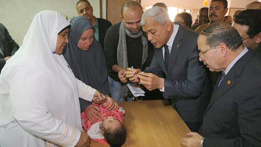 محافظ المنوفية يتفقد فعاليات الحملة القومية للتطعيم ضد مرض شلل الأطفال بالمركز الصحى بمدينة السادات