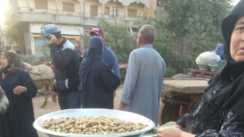 فض سوق بيع التوت في قرية صرد بالغربية