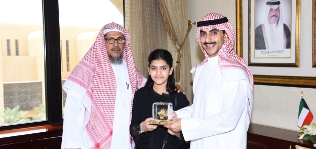 سفير دولة الكويت لدى السعودية الشيخ ثامر جابر الاحمد الصباح يكرم الطفلة شريفة الحقباني