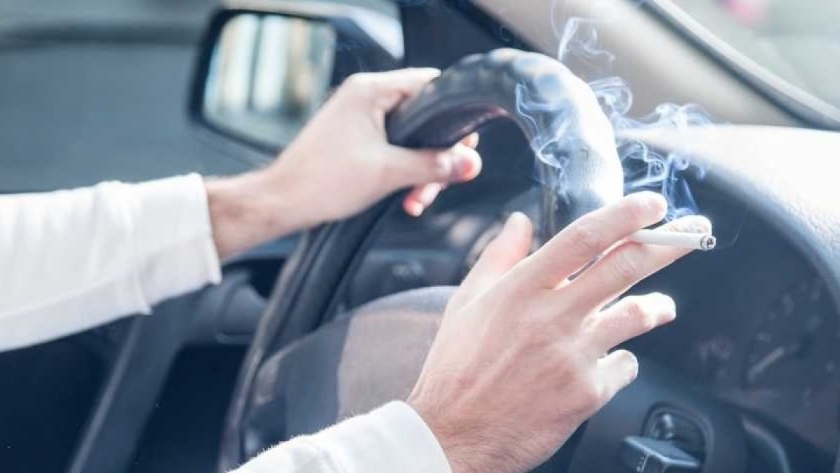 التدخين داخل السيارة - صورة تعبيرية