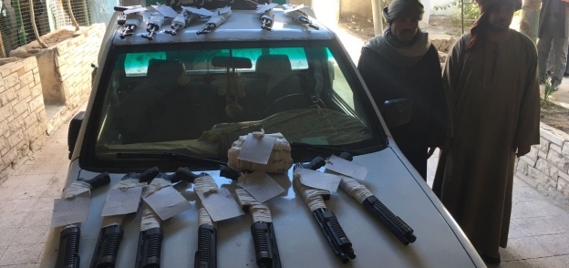 أمن سوهاج يضبط 14 بندقية بحيازة شخصين قادمين من السودان عبر الدروب الجبلية