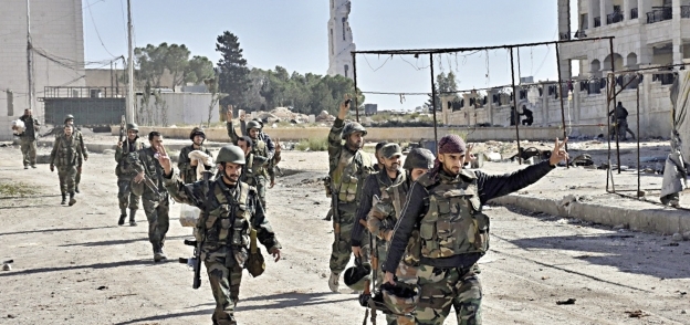 القوات النظامية فى سوريا بعد تحرير إحدى المناطق من تنظيم «داعش» الإرهابى «أ. ف. ب»