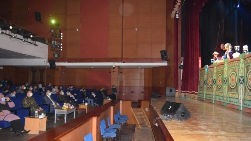 اللواء عصام سعد محافظ أسيوط يشهد العرض المسرحي "محظة مصر"