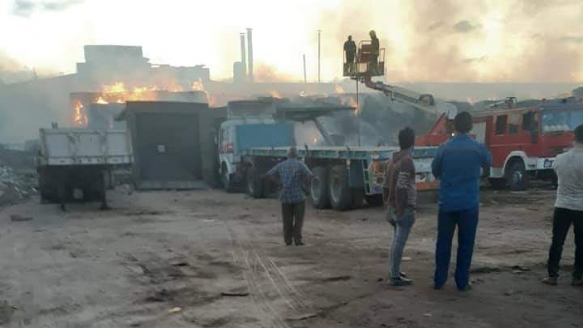 حريق هائل بمصنع كارتون غرب الإسكندرية