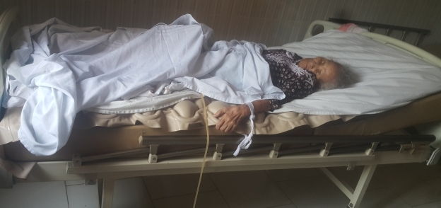 مريضة مسنة تم ربطها فى سرير المستشفى